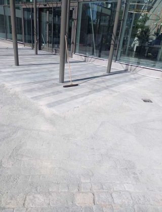 Backmangruppen markarbeten, plattsättning och stensättning i utomhusmiljö Nygjord plattsättning utanför entré