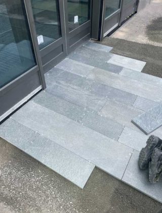 Backmangruppen markarbeten, plattsättning och stensättning i utomhusmiljö Pågående plattsättning