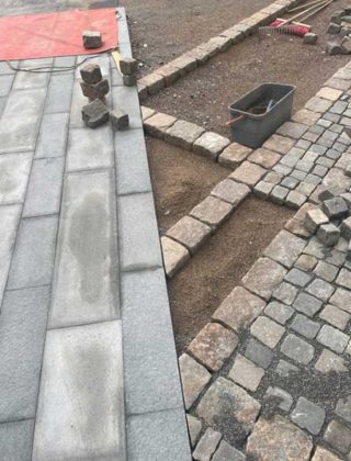 Backmangruppen markarbeten, plattsättning och stensättning i utomhusmiljö Pågående plattsättning och stenläggning