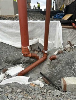 Backmangruppen markarbeten, plattsättning och stensättning i utomhusmiljö Förberedande markarbete med rör