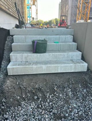 Backmangruppen markarbeten, plattsättning och stensättning i utomhusmiljö Installation av trappa i betong