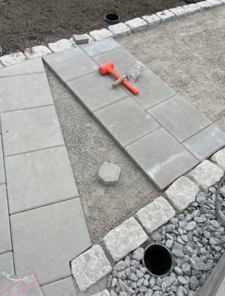 Backmangruppen markarbeten, plattsättning och stensättning i utomhusmiljö Pågående plattsättning