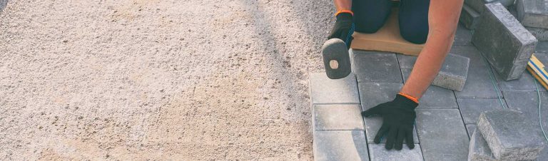 Backmangruppen markarbeten Plattsättare jobbar med att lägga sten