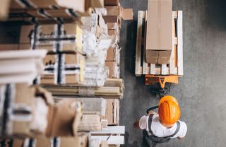 Magasinering och förvaring av dödsbon Bild på lagerlokal med kartonger